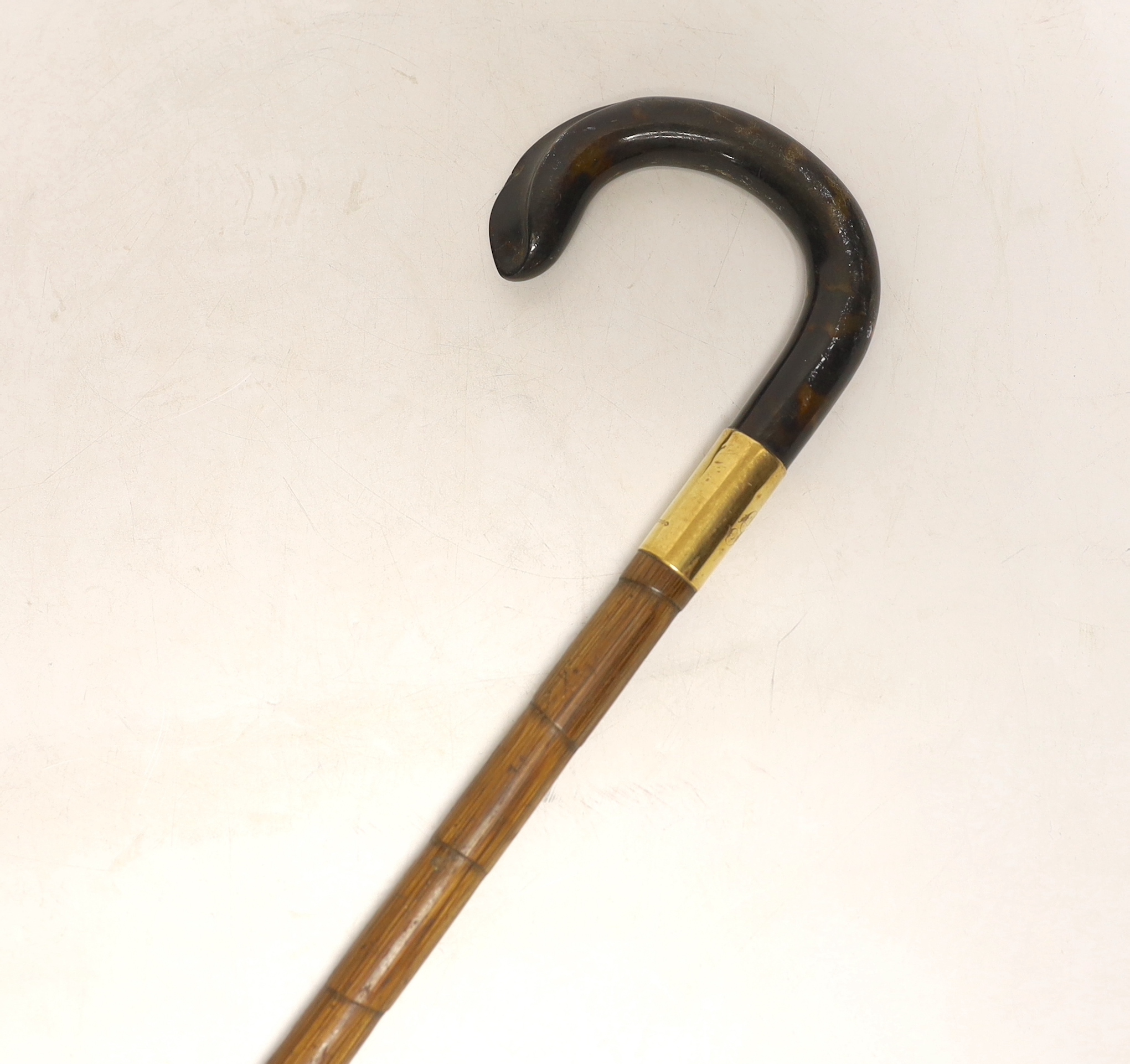 A gold banded walking stick with horn handle, 92cm